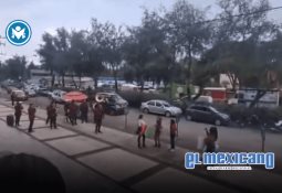 Empleado de Chuck E. Cheese arrestado en pleno turno como botarga de la mascota