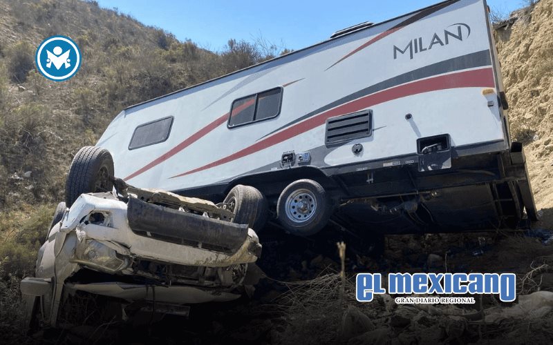 Vehículo con casa rodante cae a barranco tras choque en Bulevar 2000 Vehículo con casa rodante cae a barranco tras choque en Bulevar 2000