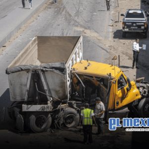Carambola en bulevar 2000 por un tráiler a la altura de Plaza 2000 Carambola en bulevar 2000 por un tráiler a la altura de Plaza 2000