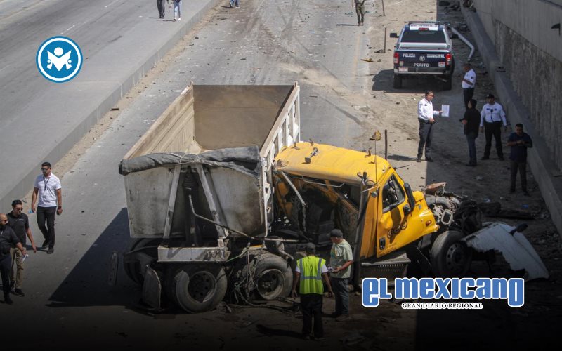Carambola en bulevar 2000 por un tráiler a la altura de Plaza 2000 Carambola en bulevar 2000 por un tráiler a la altura de Plaza 2000