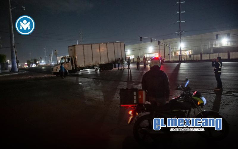 Motociclista herido tras ser arrollado por tractocamión en bulevar Bellas Artes