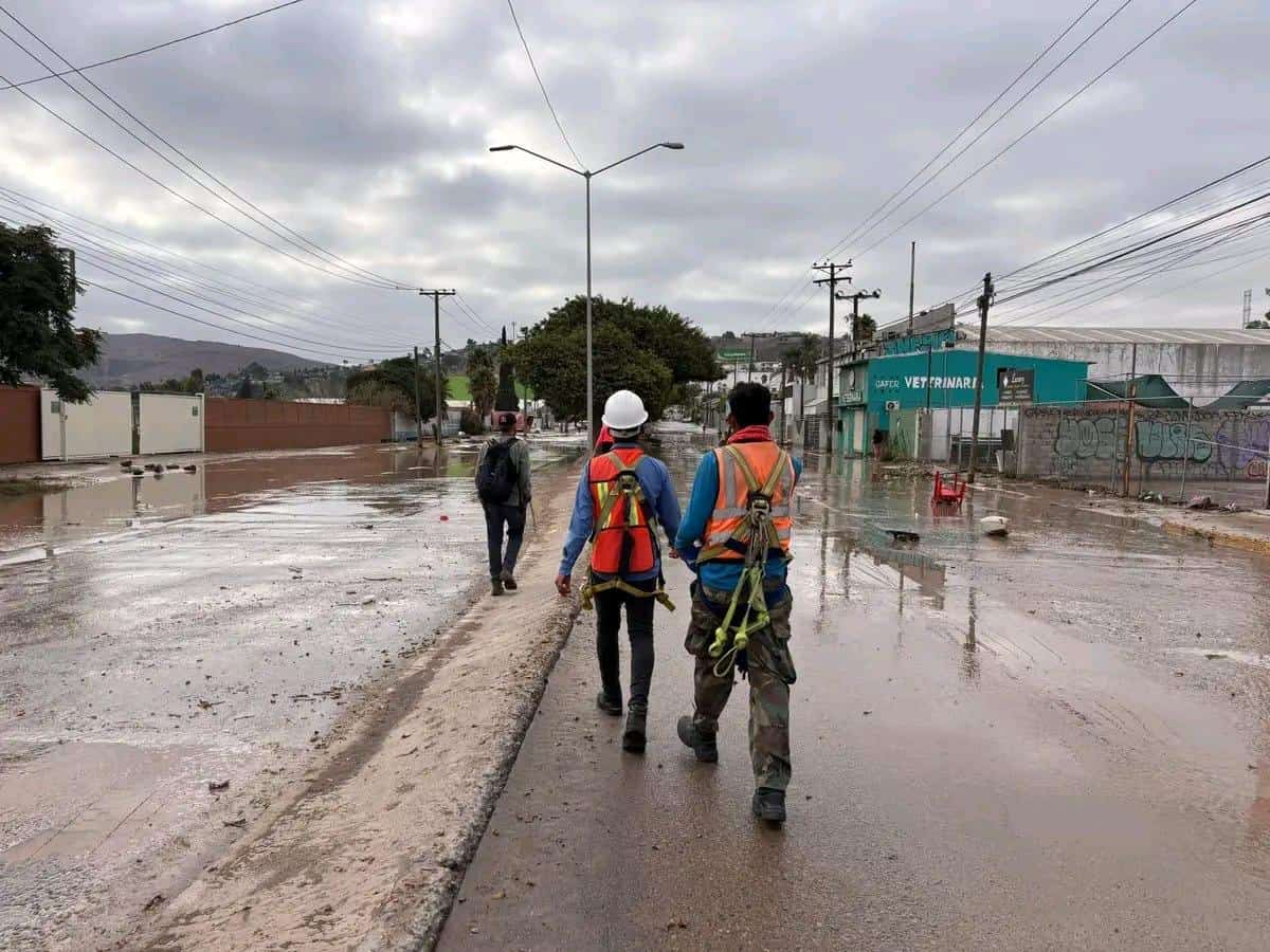Ruptura de acueducto provoca socavón y deja sin agua a 600 colonias en Tijuana y Rosarito Ruptura de acueducto provoca socavón y deja sin agua a 600 colonias en Tijuana y Rosarito