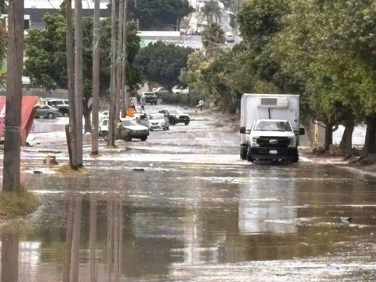 Ruptura de acueducto provoca socavón y deja sin agua a 600 colonias en Tijuana y Rosarito Ruptura de acueducto provoca socavón y deja sin agua a 600 colonias en Tijuana y Rosarito