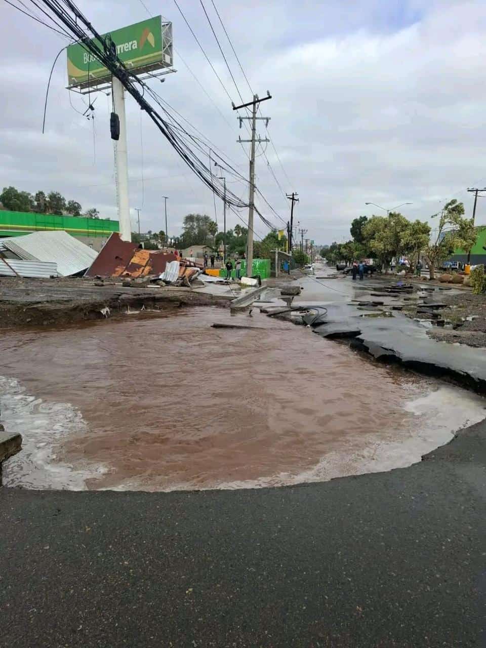 Ruptura de acueducto provoca socavón y deja sin agua a 600 colonias en Tijuana y Rosarito Ruptura de acueducto provoca socavón y deja sin agua a 600 colonias en Tijuana y Rosarito