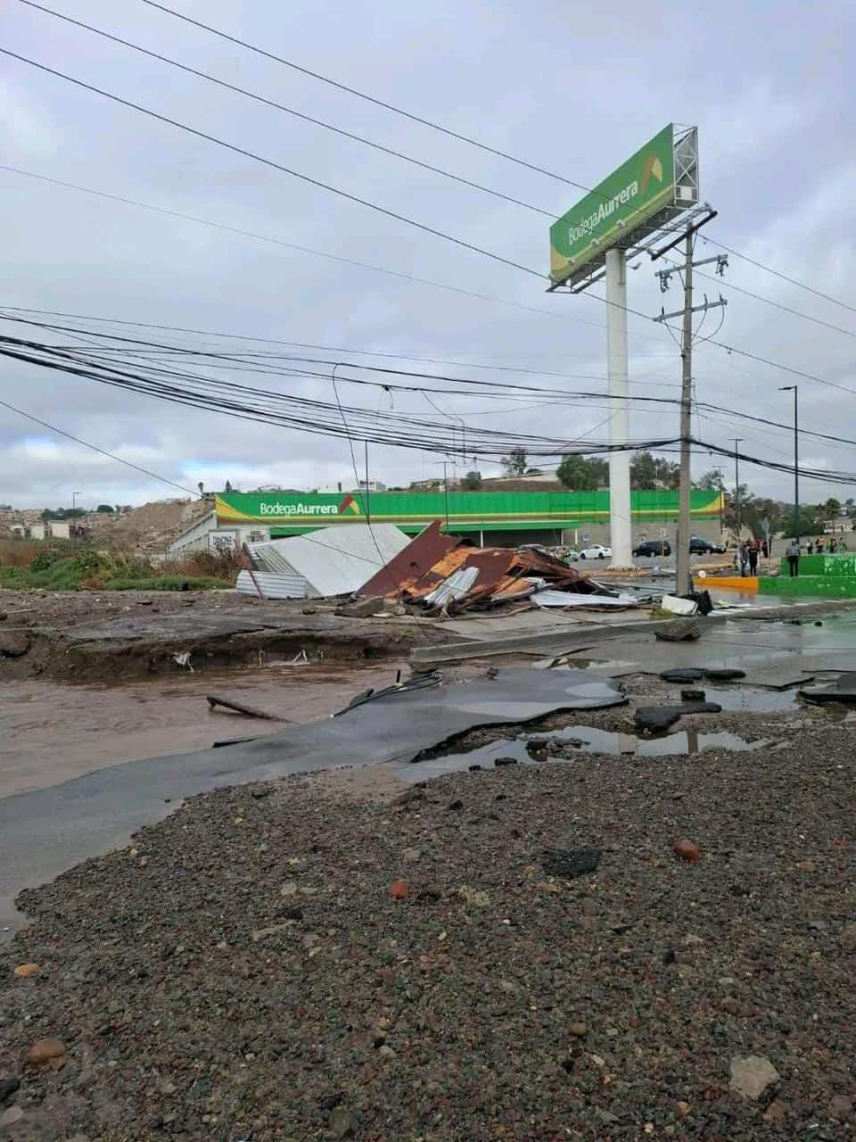 Ruptura de acueducto provoca socavón y deja sin agua a 600 colonias en Tijuana y Rosarito Ruptura de acueducto provoca socavón y deja sin agua a 600 colonias en Tijuana y Rosarito