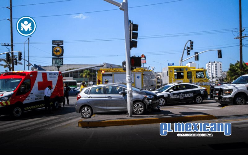 Patrulla de la FESC choca con vehículo particular y deja lesionada a conductora en Bulevar Insurgentes