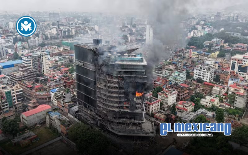 Manifestantes incendian el hotel Hilton de Katmandú durante protestas masivas en Nepal Manifestantes incendian el hotel Hilton de Katmandú durante protestas masivas en Nepal