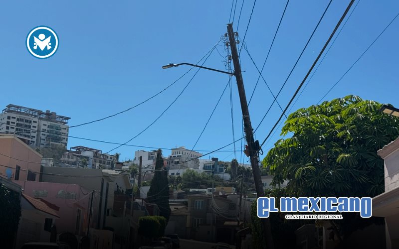 Vecinos denuncian problema con poste de luz en Lomas de Hipódromo Vecinos denuncian problema con poste de luz en Lomas de Hipódromo