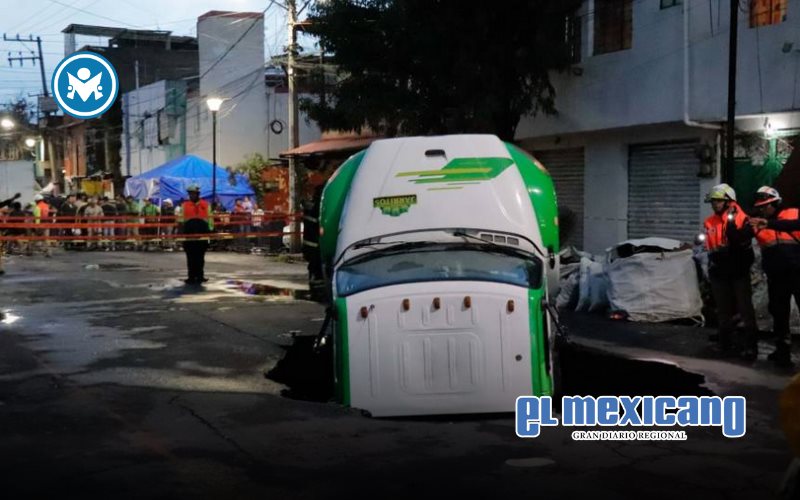 Camión de Jarritos cae en socavón de Iztapalapa