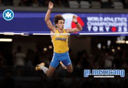 "Checo" Pérez lanza bola ceremonial en partido de los Dodgers