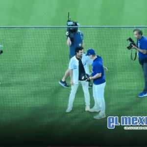"Checo" Pérez lanza bola ceremonial en partido de los Dodgers