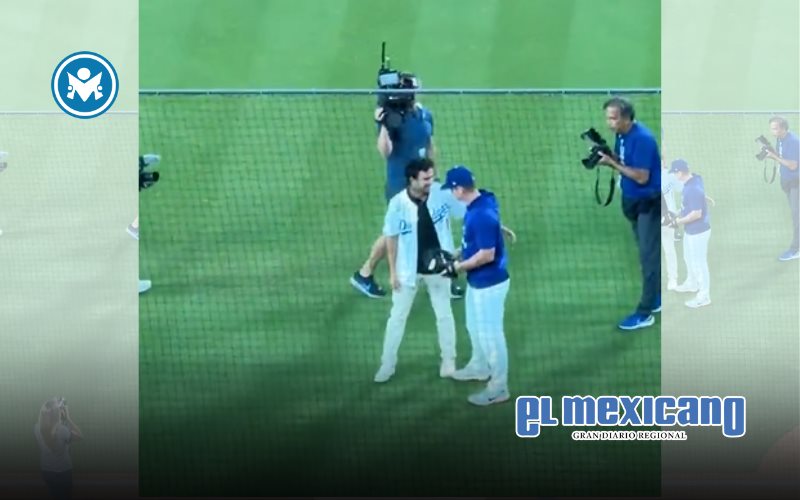 "Checo" Pérez lanza bola ceremonial en partido de los Dodgers
