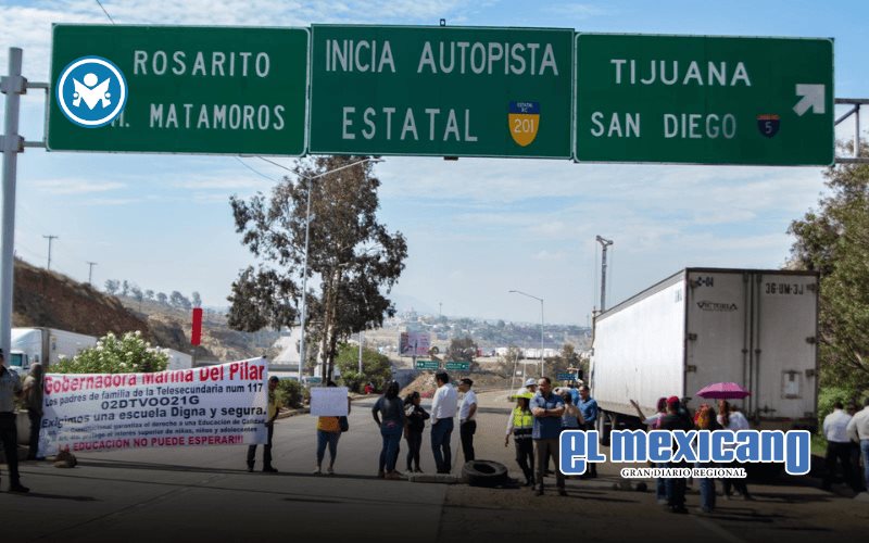 Padres bloquean caseta del Cimarrón para exigir baños en telesecundaria
