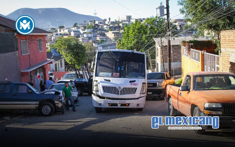 Camión de SETTEPI impacta ocho vehículos en la colonia Florido 2da Sección
