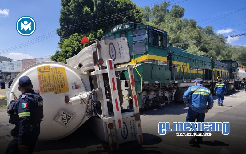 Pipa vuelca en Ecatepec al intentar ganarle el paso a un tren Pipa vuelca en Ecatepec al intentar ganarle el paso a un tren