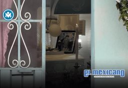 Normalistas de Ayotzinapa derriban puerta del Campo Militar 1 e incendian camión en protesta