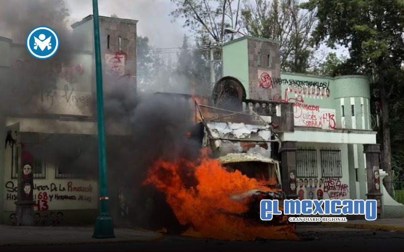 Normalistas de Ayotzinapa derriban puerta del Campo Militar 1 e incendian camión en protesta