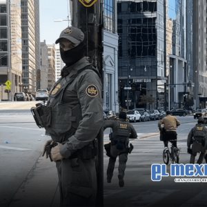 Repartidor de comida escapa en bicicleta de redada del ICE en Chicago