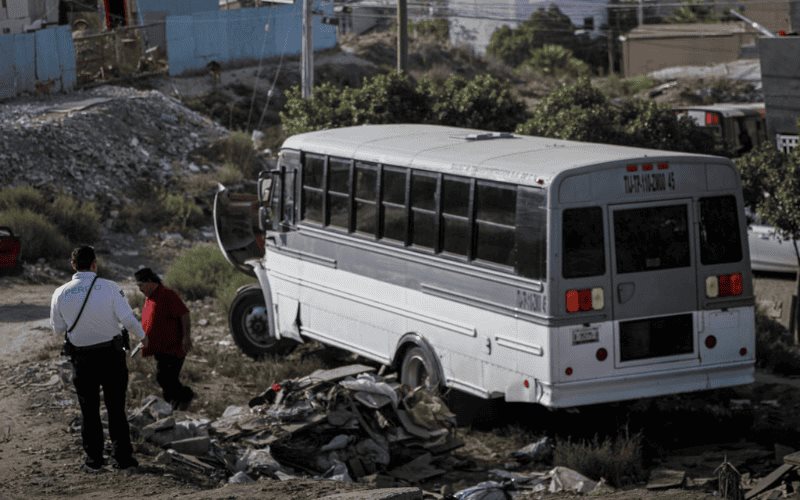 Camión con estudiantes cae a desnivel en Casa Blanca