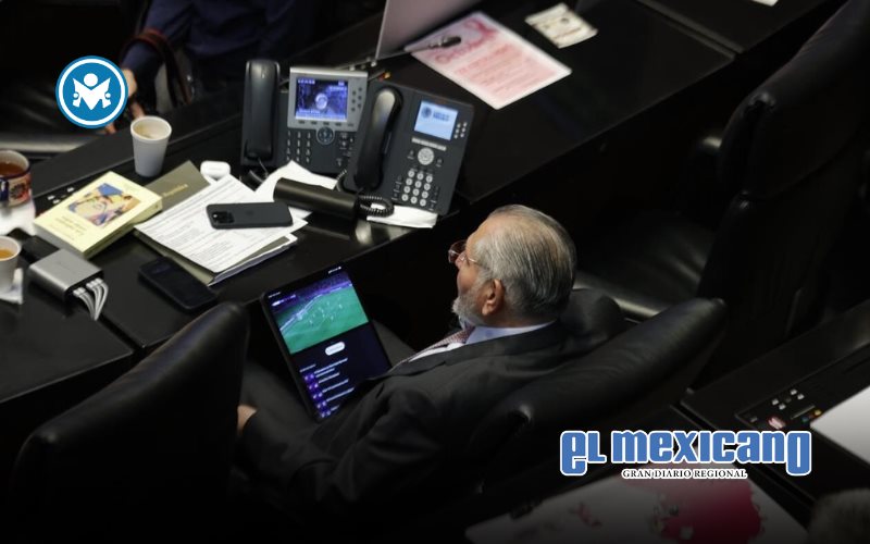 Captan a Adán Augusto viendo partido de la Champions durante comparecencia del secretario de Hacienda