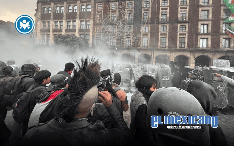 Bloque Negro se enfrenta a la policía en marcha del 2 de octubre en CDMX Bloque Negro se enfrenta a la policía en marcha del 2 de octubre en CDMX