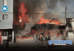 Camión revolvedora vuelca en bulevar 2000