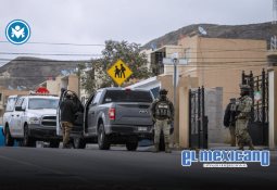 Camión revolvedora vuelca en bulevar 2000