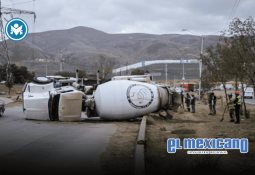 Vuelca pipa de gas en carretera El Hongo-Tecate; conductor resultó lesionado Vuelca pipa de gas en carretera El Hongo-Tecate; conductor resultó lesionado