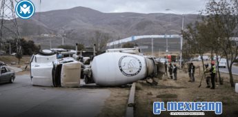 Camión revolvedora vuelca en bulevar 2000 Camión revolvedora vuelca en bulevar 2000