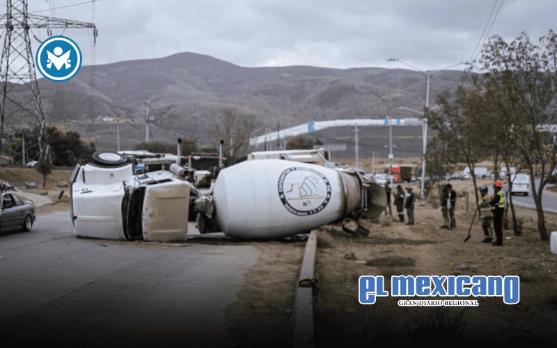 Camión revolvedora vuelca en bulevar 2000