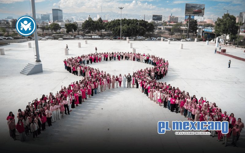 Mujeres del XXV Ayuntamiento forman mo&ntilde;o rosa gigante en Tijuana