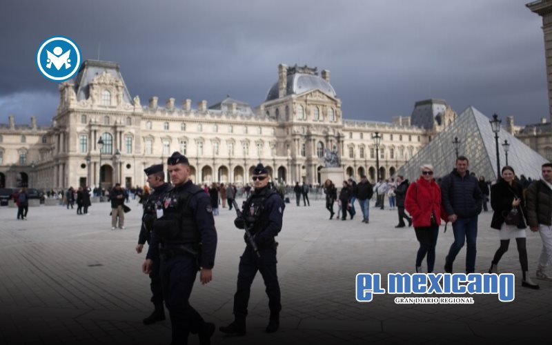 Policía francesa detiene a dos hombres vinculados al robo de joyas del Museo del Louvre Policía francesa detiene a dos hombres vinculados al robo de joyas del Museo del Louvre