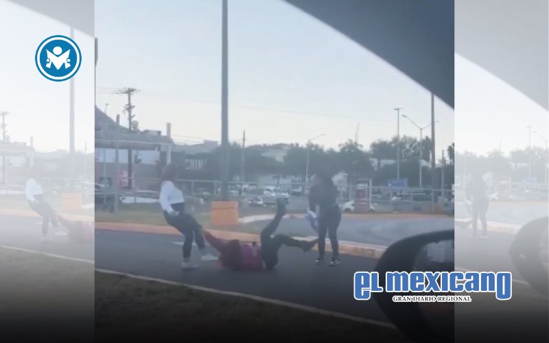 Tres mujeres contra otra en estacionamiento de Walmart Cumbres Tres mujeres contra otra en estacionamiento de Walmart Cumbres