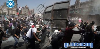 Manifestantes de la Generación Z intentan derribar vallas de Palacio Nacional; autoridades responden con humo Manifestantes de la Generación Z intentan derribar vallas de Palacio Nacional; autoridades responden con humo