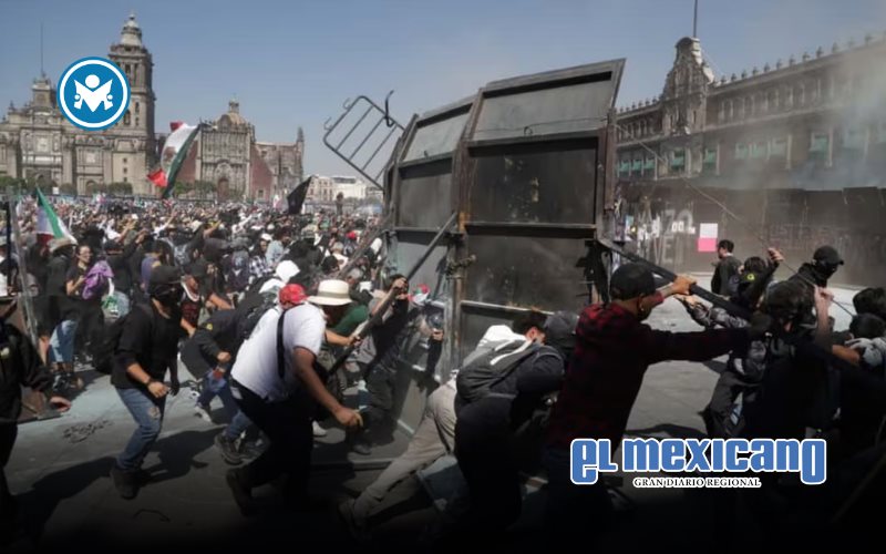 Manifestantes de la Generación Z intentan derribar vallas de Palacio Nacional; autoridades responden con humo Manifestantes de la Generación Z intentan derribar vallas de Palacio Nacional; autoridades responden con humo