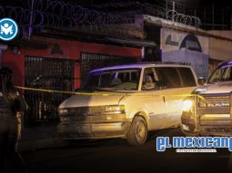 Hallan dos cuerpos encobijados en camioneta abandonada en la colonia Sánchez Taboada
