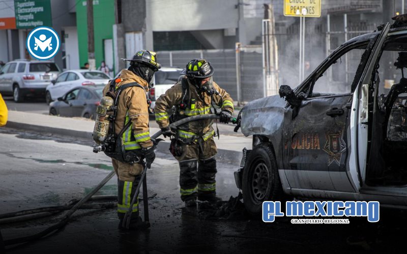 Patrulla se incendia mientras circulaba en el bulevar Cucapah