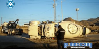 Volcadura de revolvedora colapsa por horas el Bulevar 2000 Volcadura de revolvedora colapsa por horas el Bulevar 2000