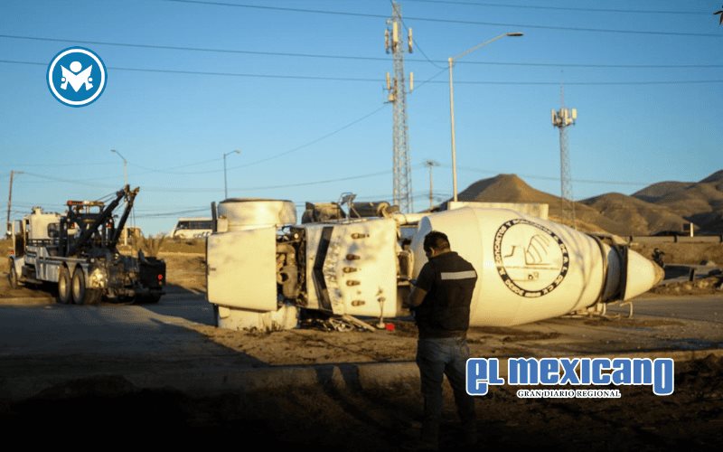 Volcadura de revolvedora colapsa por horas el Bulevar 2000 Volcadura de revolvedora colapsa por horas el Bulevar 2000