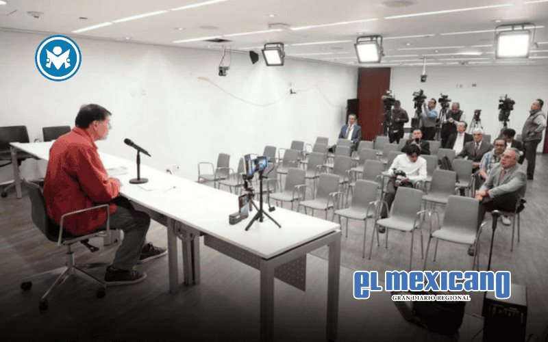 Fernández Noroña queda solo en conferencia de prensa el pasado 25 de noviembre