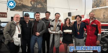 Producción de Somos Familia celebra a Alejandro Ávila y Ariana Saavedra en pleno set Producción de Somos Familia celebra a Alejandro Ávila y Ariana Saavedra en pleno set