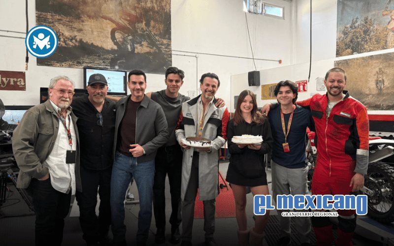 Producción de Somos Familia celebra a Alejandro Ávila y Ariana Saavedra en pleno set