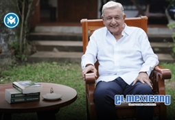 Grecia Quiroz coloca ofrenda entre en donde fue ultimado Carlos Manzo