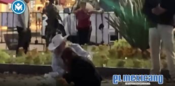 Grecia Quiroz coloca ofrenda entre en donde fue ultimado Carlos Manzo Grecia Quiroz coloca ofrenda entre en donde fue ultimado Carlos Manzo