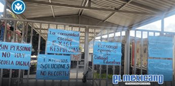 Padres exigen plazas en la primaria Adolfo López Mateos Padres exigen plazas en la primaria Adolfo López Mateos