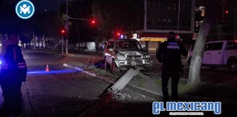 Camioneta derriba árbol y poste frente a la FGE Camioneta derriba árbol y poste frente a la FGE