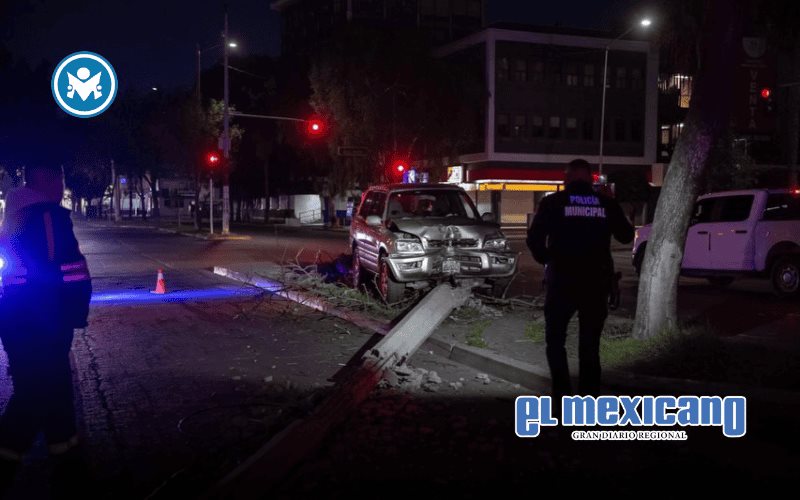 Camioneta derriba árbol y poste frente a la FGE