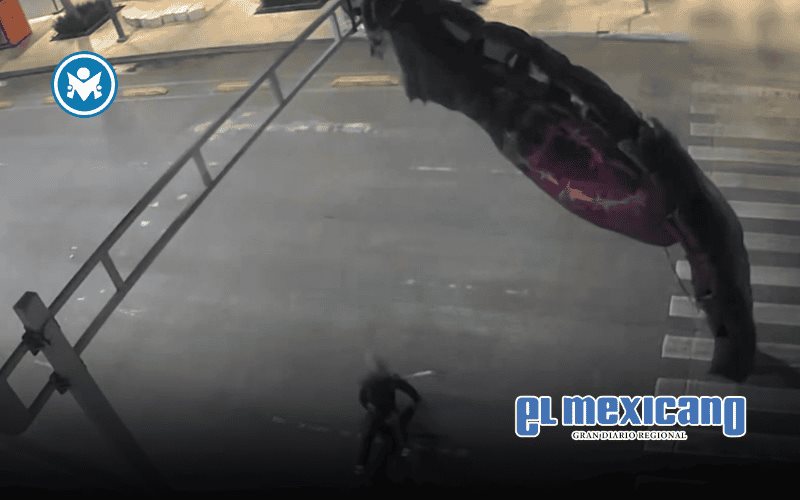 Paracaidista cae en pleno Centro Histórico y queda atorado en un semáforo Paracaidista cae en pleno Centro Histórico y queda atorado en un semáforo