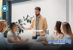 Paracaidista cae en pleno Centro Histórico y queda atorado en un semáforo Paracaidista cae en pleno Centro Histórico y queda atorado en un semáforo