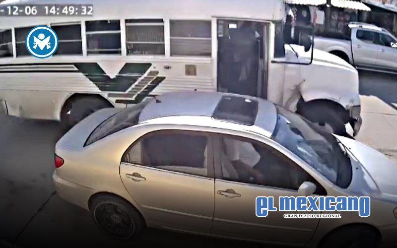 Chofer empuja a estudiante fuera de camión en pleno movimiento en BCS Chofer empuja a estudiante fuera de camión en pleno movimiento en BCS